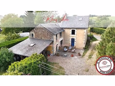 maison de caractère et son écrin de verdure