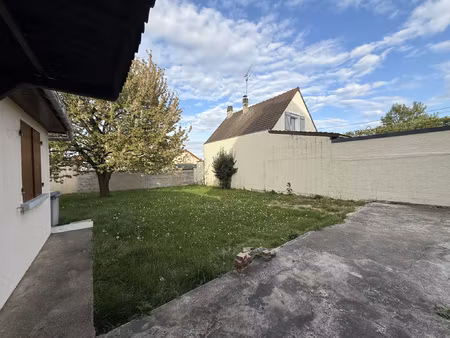 petite maison indépendante sur grand terrain