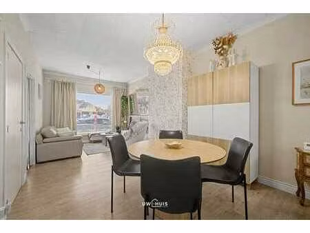 maison mitoyenne bien entretenue avec terrasse en plein cent