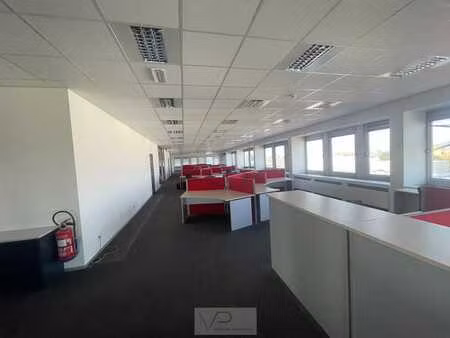 bureau spacieux de 780 m² avec espaces de travail séparés...