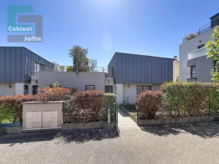 maison contemporaine. jardin avec terrasse. rooftop. box dou