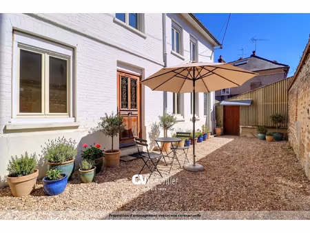maison avec garage et cours en hyper-centre ville de louvier