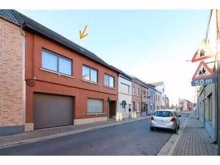 ruime woning met drie slaapkamers en gezellige koer