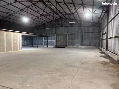 entrepôt de 300m2 avec mezzanine à louer / montsoult