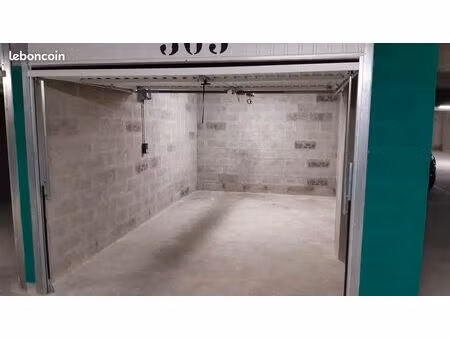 garage / parking / box couvert securise
