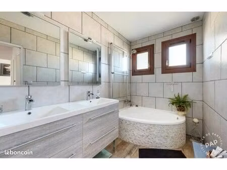 maison familiale avec piscine en ville