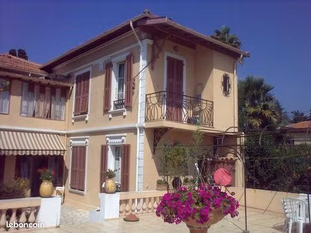 grand studio dans villa