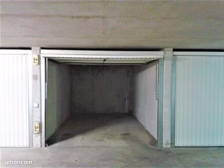 box fermé 14 m² - rue de ruffi 13003