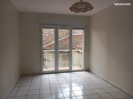 t2 50m2 centre de feurs - balcon  ascenseur - sans frais d'agence