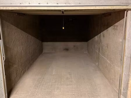 garage fermé sécurisé 13 5 m²