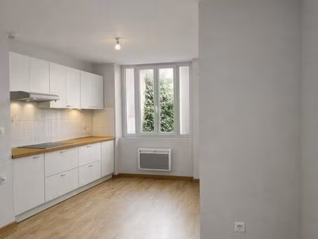 t2 non meublé refait à neuf 42m² centre-ville