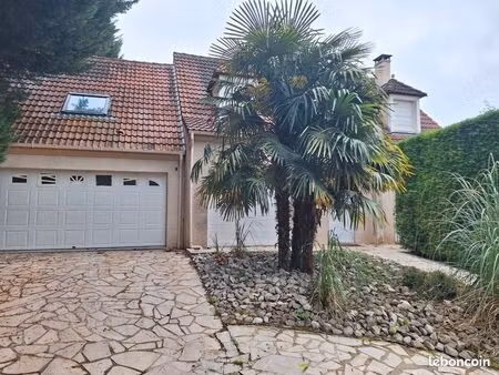maison à louer de 150 mètres carré situé près du centre-ville  de la gare et des écoles à 