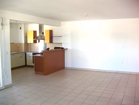 à louer - duplex f4 au coeur de l'étang salé les hauts - 930