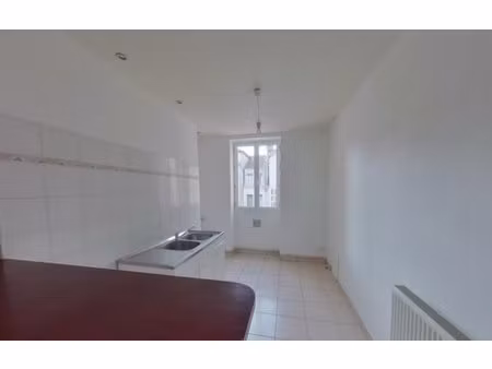 t2 au 5ème étage avec balcon // rue duquesne 69006 lyon
