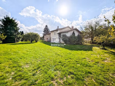 ensemble immobilier en pierre implanté sur un terrain de 1 hect