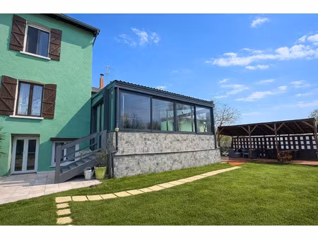 maison familiale avec véranda  piscine et dépendances / saint-yorre
