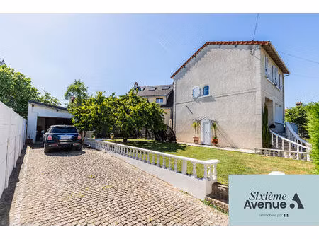 maison disposant d'un studio indépendant!