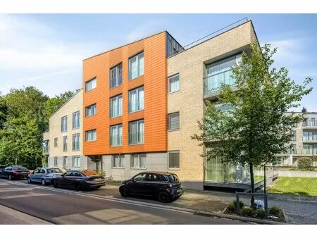 lichtrijk instapklaar appartement met ruim terras en parking in strombeek!