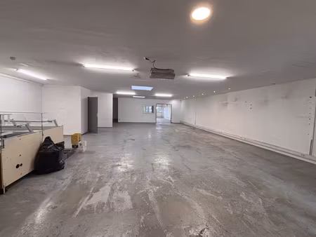 local d'activite  surface de 224m2 situe sur la commune de v