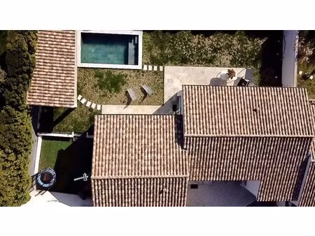maison récente plaind pied avec piscine