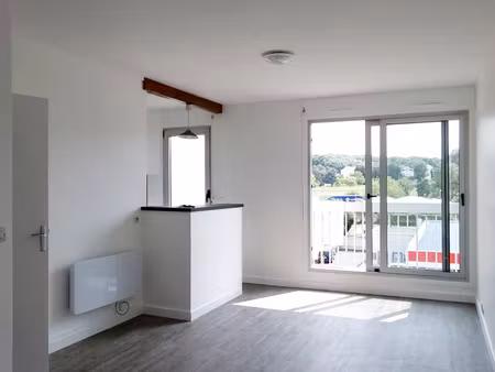 à louer studio entièrement refait à neuf  idéalement situé