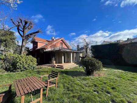 maison meublée proche hyper centre sur terrain arboré avec piscine