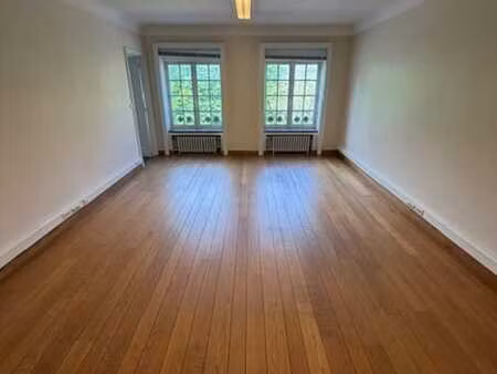 espace de bureaux face au parc royal (occup mixte possible)
