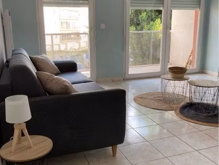 grand studio - 32m2 avec balcon  piscine et parking