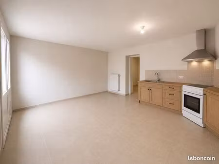 t2 meublé de 40 m2 - centre village