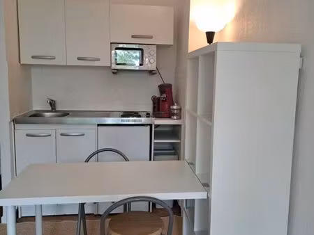 je loue ce studio meublé de 20m² plus une grand ectérieur situé à marseille  12e arrondiss