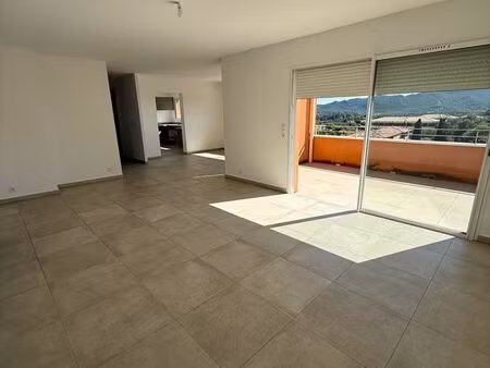 a louer a l'année - appartement type 4 de 130 m² terrasses cave place de parking porto-vec
