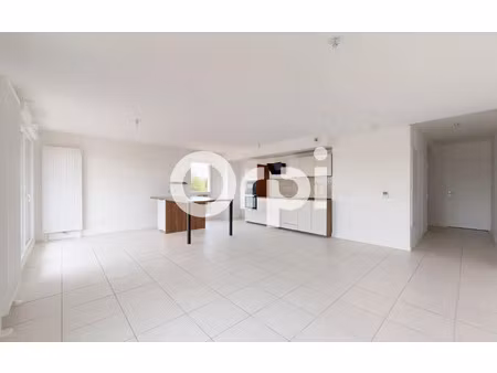 location appartement  81.6 m² t-3 à bron  1 300 €