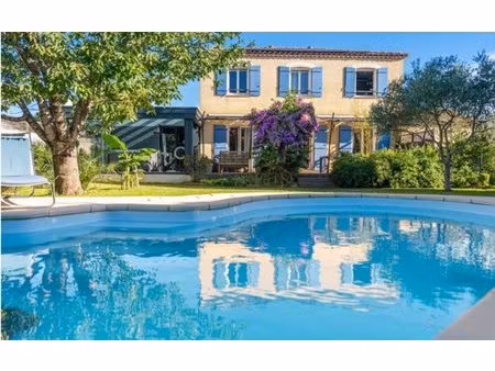 villa toulon est 6 pièce(s) 175 m2 sur terrain de 620m2 avec piscine.