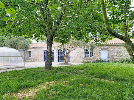 à vendre  maison en pierre  4 chambres  piscine couverte  dépendances  grand terrain  situ
