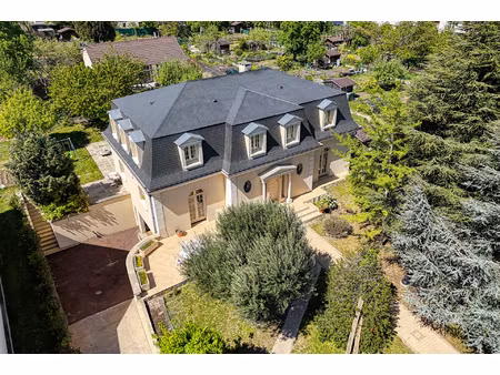 maison style mansart offrant de superbes volumes