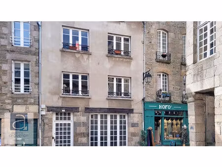 dinan : maison de caractère au coeur historique de dinan avec fort potentiel avec grand ga