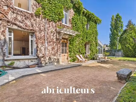 écully – maison familiale avec piscine sur parcelle de 1 056 m²