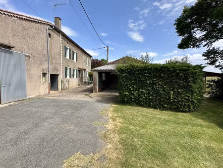 corps de ferme à rénover avec terrain attenant d'1 hectare.