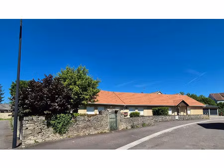 maison plain pied de 280 m2 sur 613 m2 de terrain clos avec piscine couverte