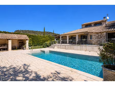 propriété d'exception avec terrasses panoramiques et piscine dans un bel environnement