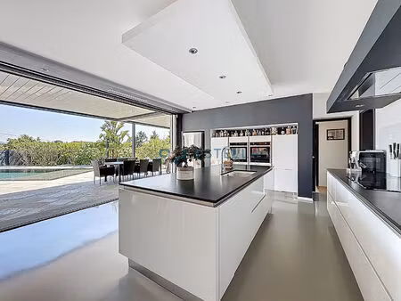 villa contemporaine de plain-pied avec piscine  prestations haut de gamme