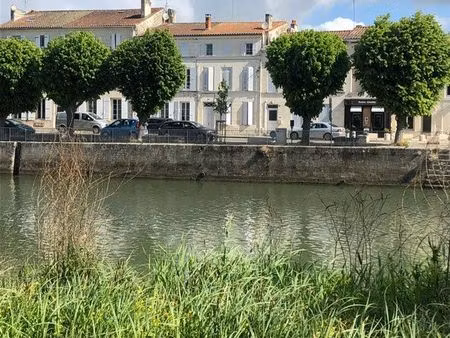 maison de caractère meublée au bord d’un fleuve