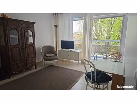t1 + cuisine indépendante  avec grand balcon sur jardin et place parking couvert à boulogn
