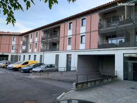 très grand box en sous sol au centre de plaisance du touch
