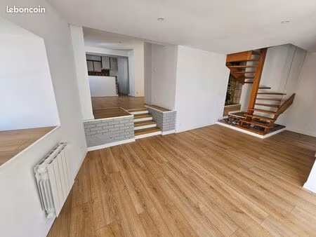 grand t2 bis avec balcon - centre