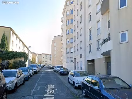 box fermé - lyon 8 - rue du presbytère