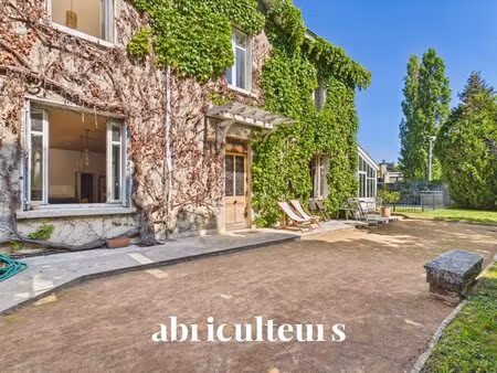 écully – maison familiale avec piscine sur parcelle de 1 056 m²