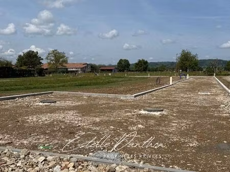 terrain constructible viabilisé de 776 m2 à longechenal