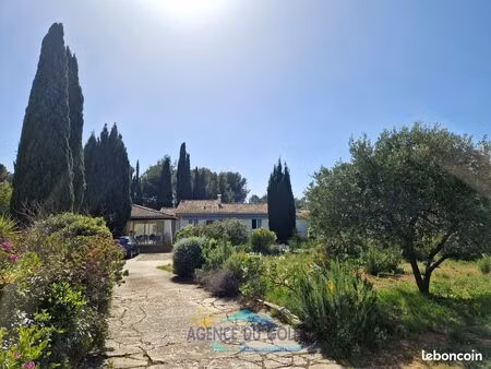 superbe propriété à moderniser sur 2800 m² de terrain avec piscine. calme assuré
