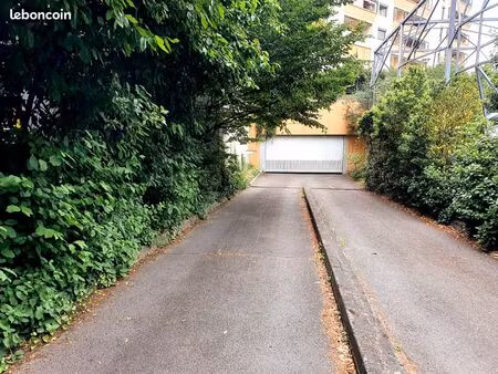 garage double/box villeurbanne-69100 proche parc 6°